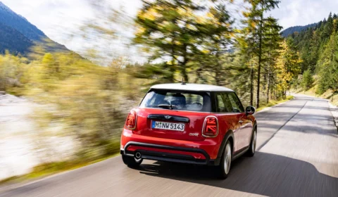 MINI Cooper S E passa a incluir wallbox por R$ 249 mil