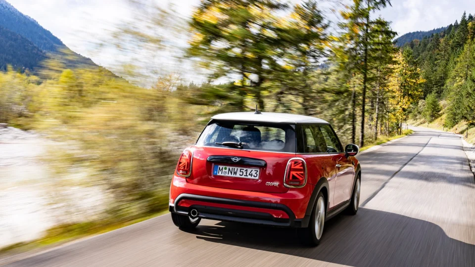 MINI Cooper S E passa a incluir wallbox por R$ 249 mil