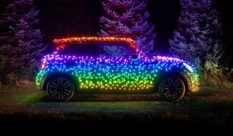 MINI elétrico personalizado com ‘piscas-piscas’ embarca em uma excursão beneficente