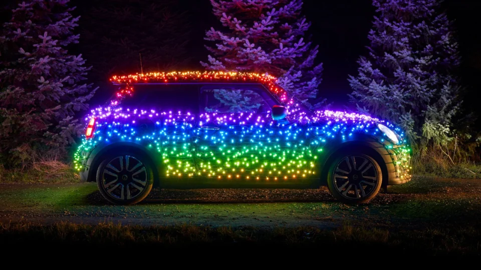 MINI elétrico personalizado com ‘piscas-piscas’ embarca em uma excursão beneficente