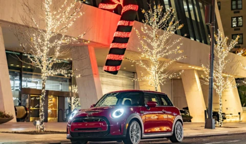 MINI elétrico visita cenários de filmes natalinos