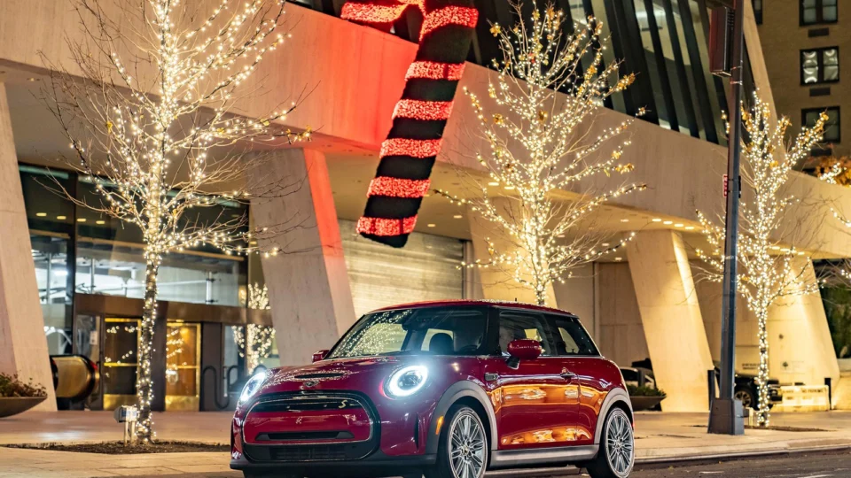 MINI elétrico visita cenários de filmes natalinos