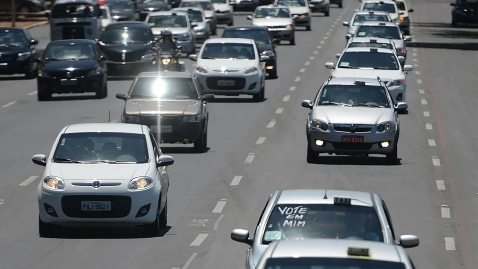 MP libera R$ 10,9 bi para auxílios a caminhoneiros e taxistas