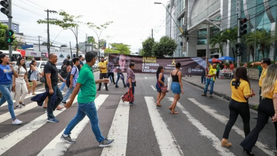 ‘Maio Amarelo’ leva campanha de conscientização para avenida de Manaus