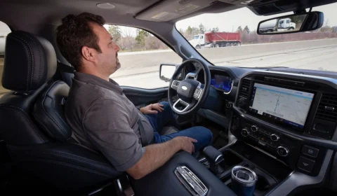 Mais de 60.000 motoristas já contam com sistema de direção semiautônoma