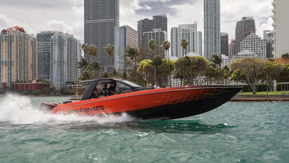 Mercedes-AMG e Cigarette Racing apresentam novo barco de alto desempenho