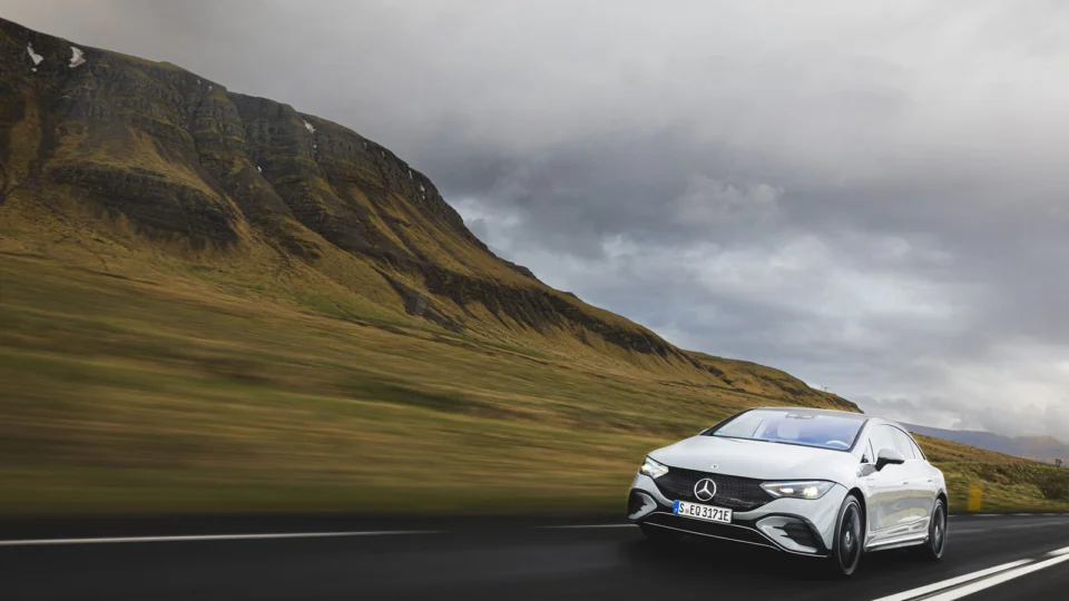 Mercedes-Benz lança novo sedã elétrico EQE com autonomia superior a 600 km