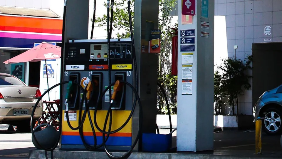 Mudar de gasolina para etanol pode não ser vantajosa para o consumidor