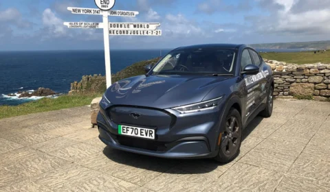Ford Mustang Mach-E alcança recorde de 1,3 mil km com duas paradas de recarga