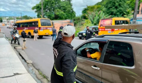 Na zona leste, Detran-AM remove ônibus do transporte alternativo durante operação de fiscalização