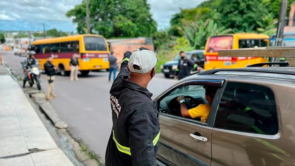 Na zona leste, Detran-AM remove ônibus do transporte alternativo durante operação de fiscalização