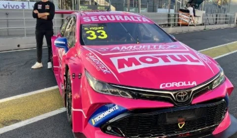 Outubro Rosa: Carro de Nelsinho Piquet é envelopado com cor temática em parceria com a Avery Dennison 