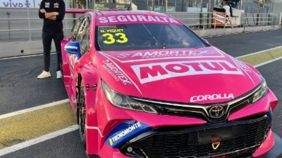 Outubro Rosa: Carro de Nelsinho Piquet é envelopado com cor temática em parceria com a Avery Dennison 