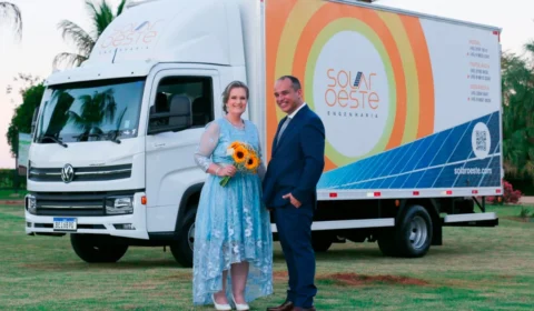 Noiva viraliza ao entrar no altar a bordo de um caminhão Volkswagen