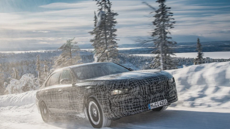 Novo BMW i7 é colocado à prova em testes no círculo ártico