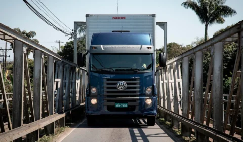 Novos modelos de caminhões Volkswagen saem de fábrica conectados