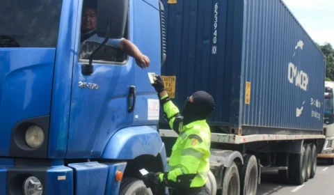 Veículos de grande porte são fiscalizados durante operação Carga Pesada na zona Sul