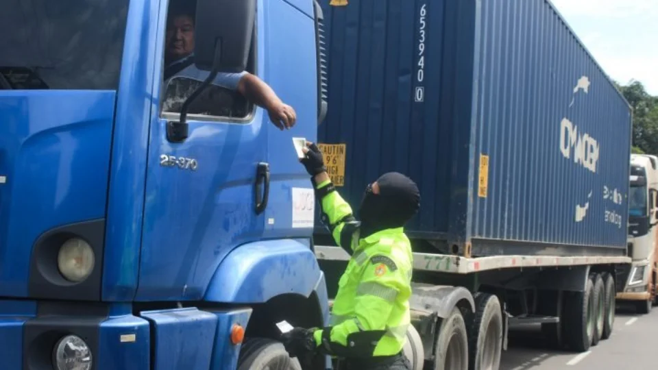 Veículos de grande porte são fiscalizados durante operação Carga Pesada na zona Sul