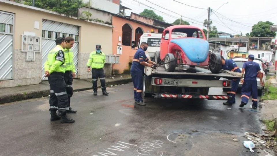 Veículos abandonados são retirados de vias e calçadas na zona Sul de Manaus
