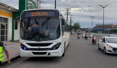 Ônibus clandestino é apreendido fazendo o transporte irregular de passageiros