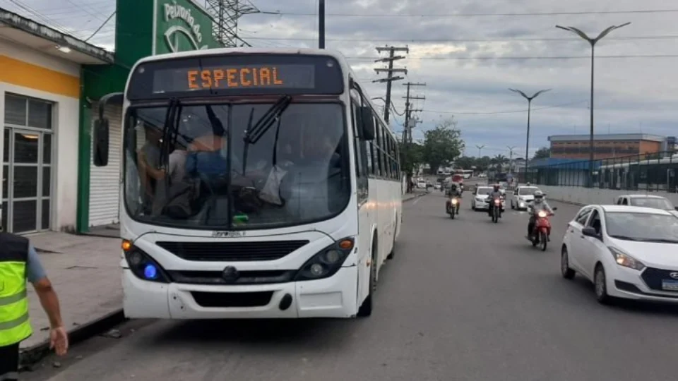 Ônibus clandestino é apreendido fazendo o transporte irregular de passageiros