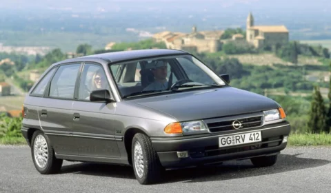 Opel Astra faz 30 anos: ‘bestseller’ entre os modelos compactos e embaixador da mudança