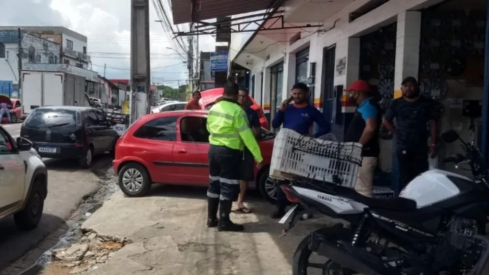 Veículos estacionados em calçadas e passeios públicos são monitorados em Manaus