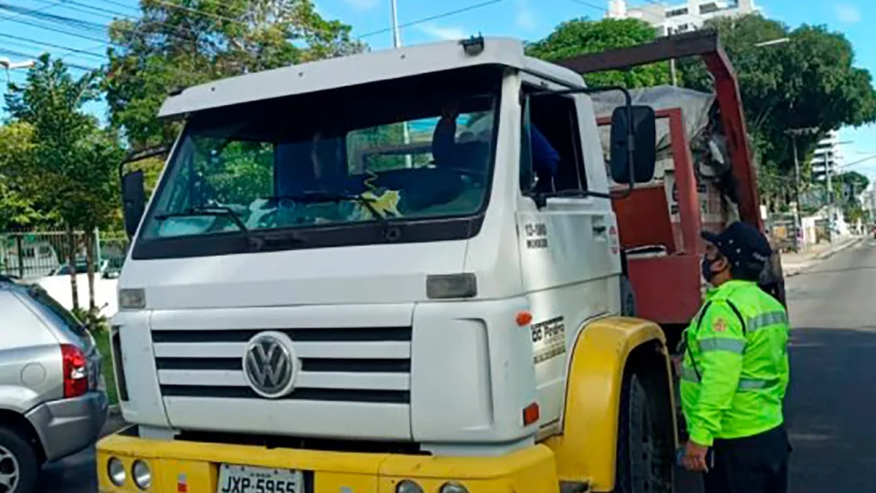 Operação Carga Pesada é realizada e flagra oito caminhões circulando em horário não autorizado