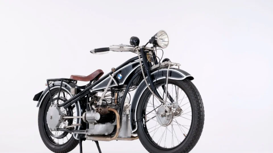 Conheça a trajetória da BMW R 32, a moto que marca o início de uma era