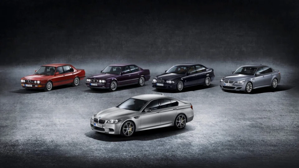 BMW comemora 40 anos do BMW M5: super sedã esportivo que revolucionou seu segmento