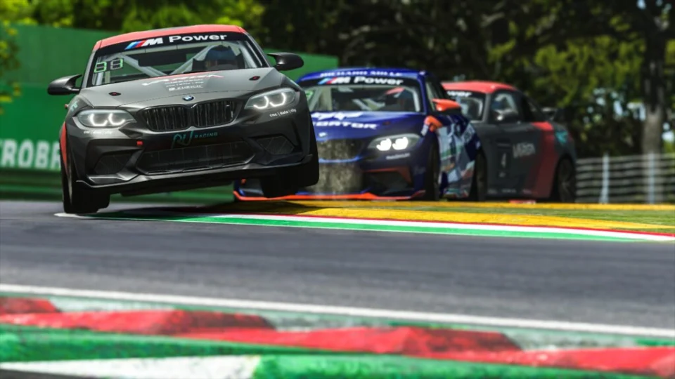 BMW M8 e M2 CS se destacam em campeonato Motorsport Racing