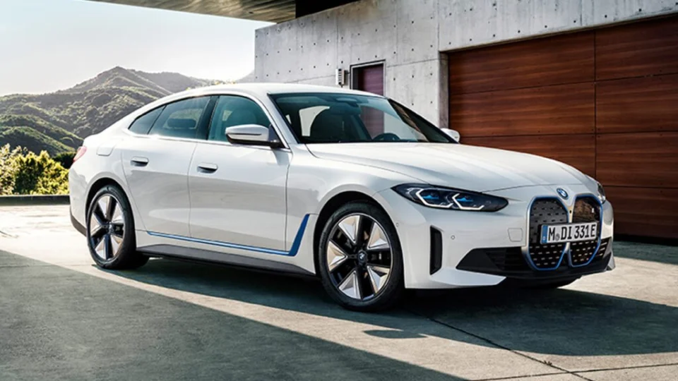 BMW i4 chega para integrar a gama de veículos elétricos da marca