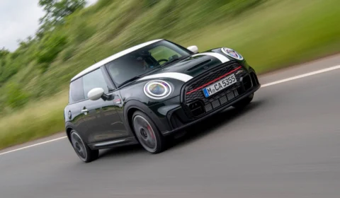 Mini apresenta série limitada em homenagem a John Cooper no Brasil