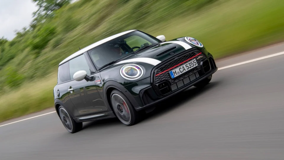 Mini apresenta série limitada em homenagem a John Cooper no Brasil