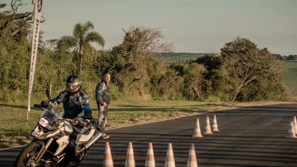 BMW Rider Experience oferece técnica e emoção sobre duas rodas no mês de julho