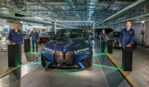 Produção em série do BMW iX é iniciada na fábrica da marca na Alemanha