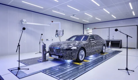 BMW i7 passa por testes de isolamento acústico interno e proteção acústica de pedestres