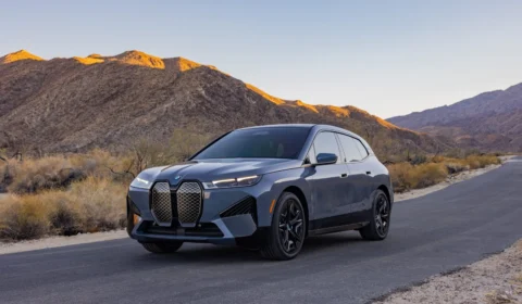 BMW estará no Super Bowl com Arnold Schwarzenegger, Salma Hayek Pinault e o novo BMW iX