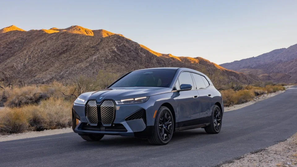 BMW estará no Super Bowl com Arnold Schwarzenegger, Salma Hayek Pinault e o novo BMW iX