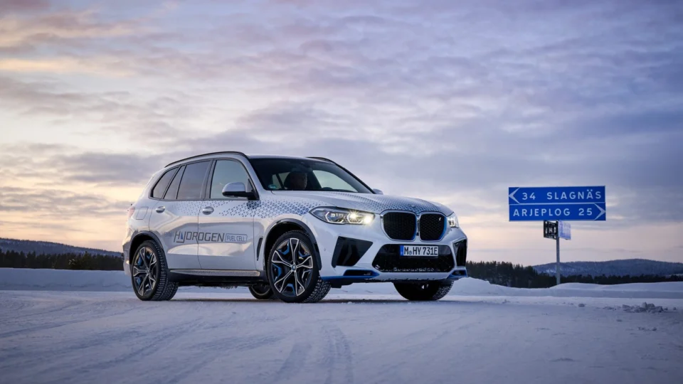 BMW iX5 a hidrogênio é colocado à prova em testes no círculo ártico