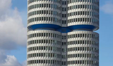 Primeiro BMW Série 3 elétrico é apresentado e chegará ao mercado em maio