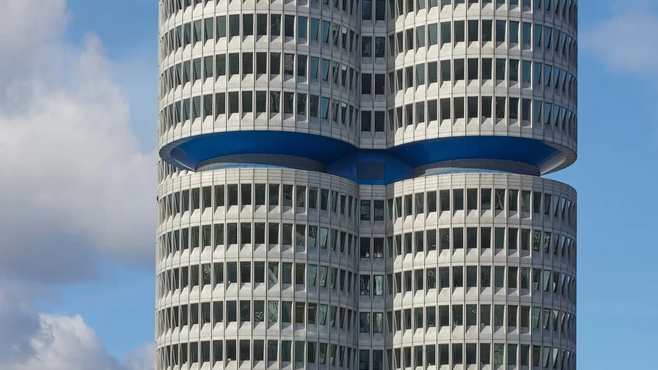 Primeiro BMW Série 3 elétrico é apresentado e chegará ao mercado em maio