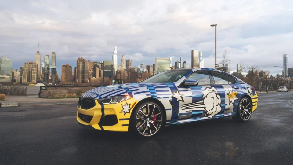 BMW Série 8 personalizado e assinado pelo artista Jeff Koons é vendido por R$ 2,2 milhões