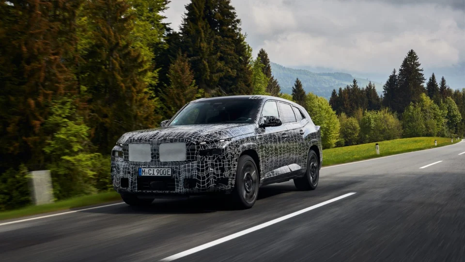 Com design camuflado, BMW XM, entra em fase final de testes