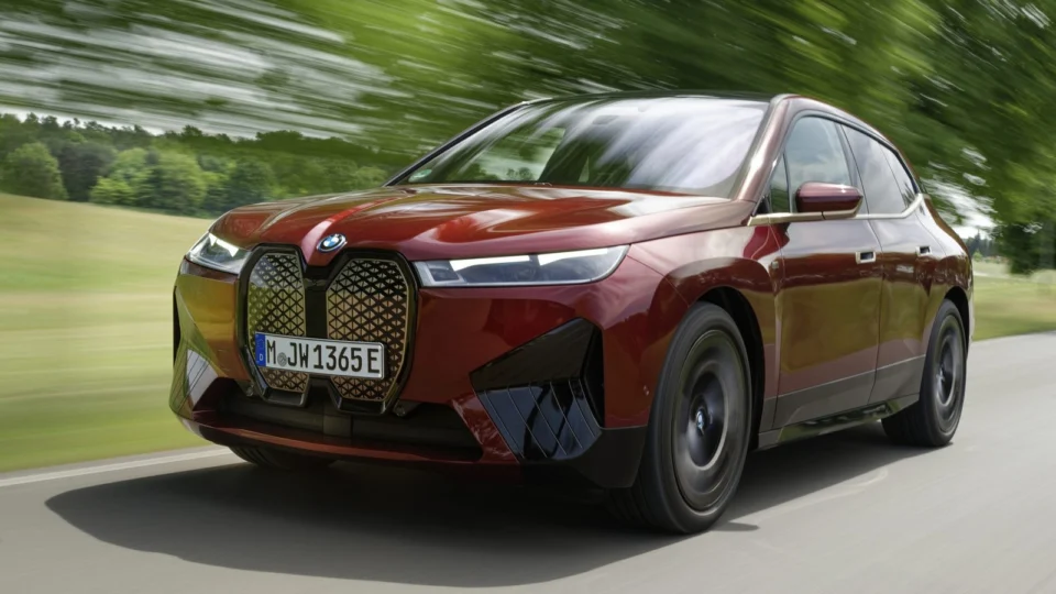 BMW iX M60 com 619 cv já está a venda no Brasil&nbsp;