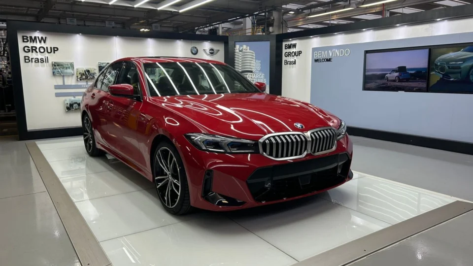 BMW Série 3, produzido no Brasil, é o carro premium mais vendido do primeiro semestre e ganha nova cor na linha 2024&nbsp;