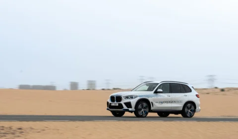 BMW iX5 movido a hidrogênio passa por testes no deserto dos Emirados Árabes Unidos 