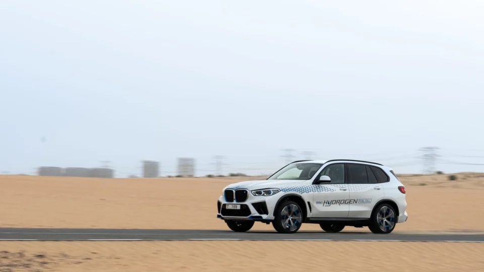 BMW iX5 movido a hidrogênio passa por testes no deserto dos Emirados Árabes Unidos 