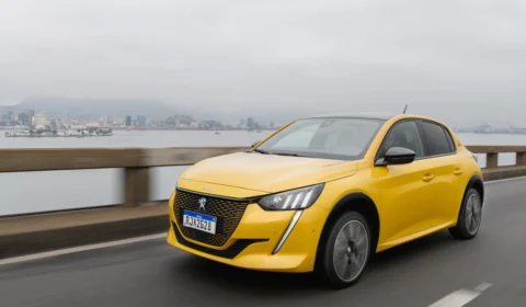 Peugeot começa a vender o e-208 GT no Brasil, seu hatch esportivo 100% elétrico, por R$ 244.990