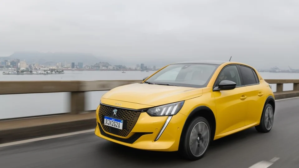 Peugeot começa a vender o e-208 GT no Brasil, seu hatch esportivo 100% elétrico, por R$ 244.990